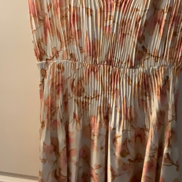 VINCE FLORAL CRUSHED SATIN DRESS Color soil Midi Dress in Cream and Pink size XL - Picture 9 of 10